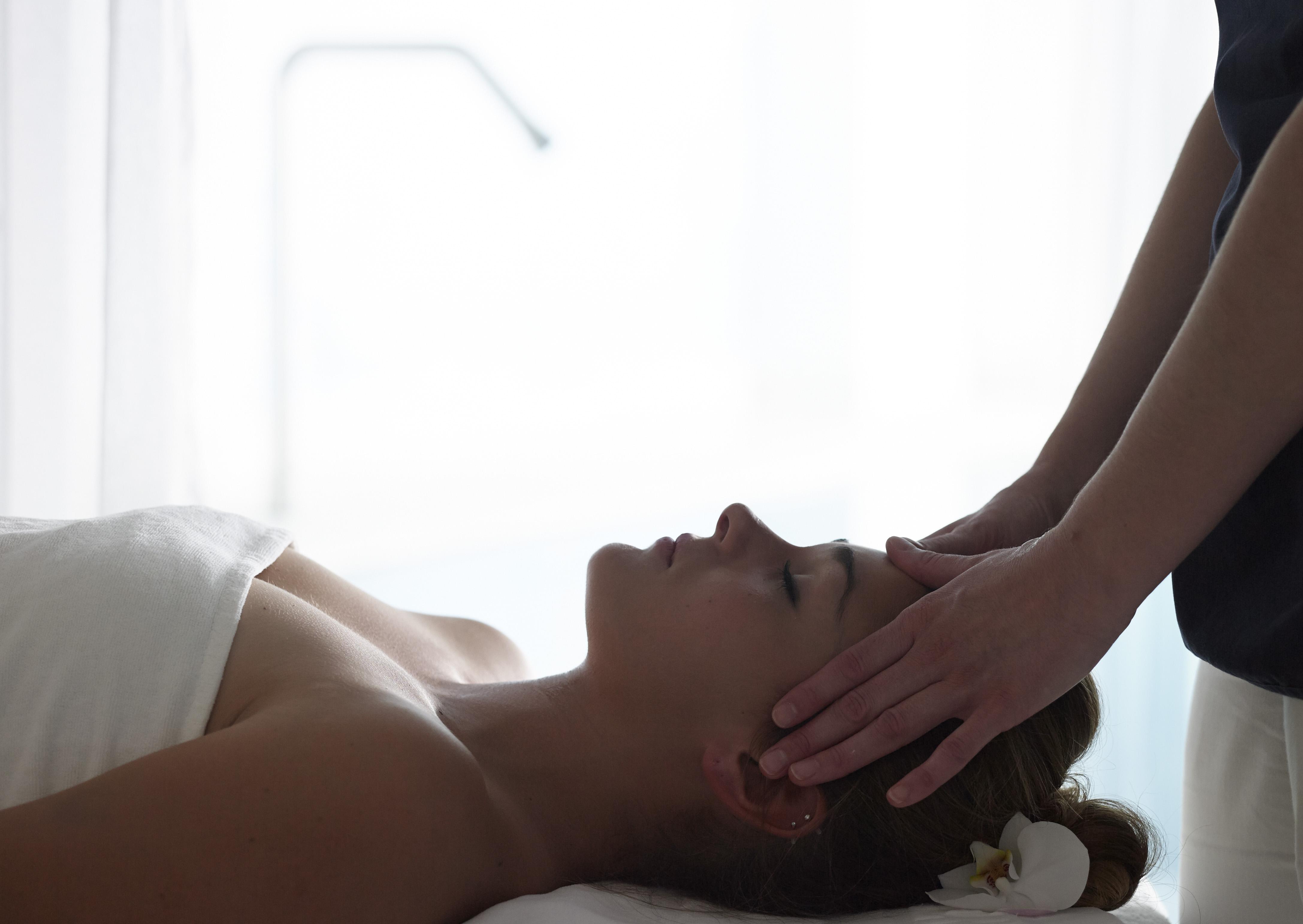 Grand Serai Congress And Spa Ioánnina Eksteriør bilde A woman receiving a head massage