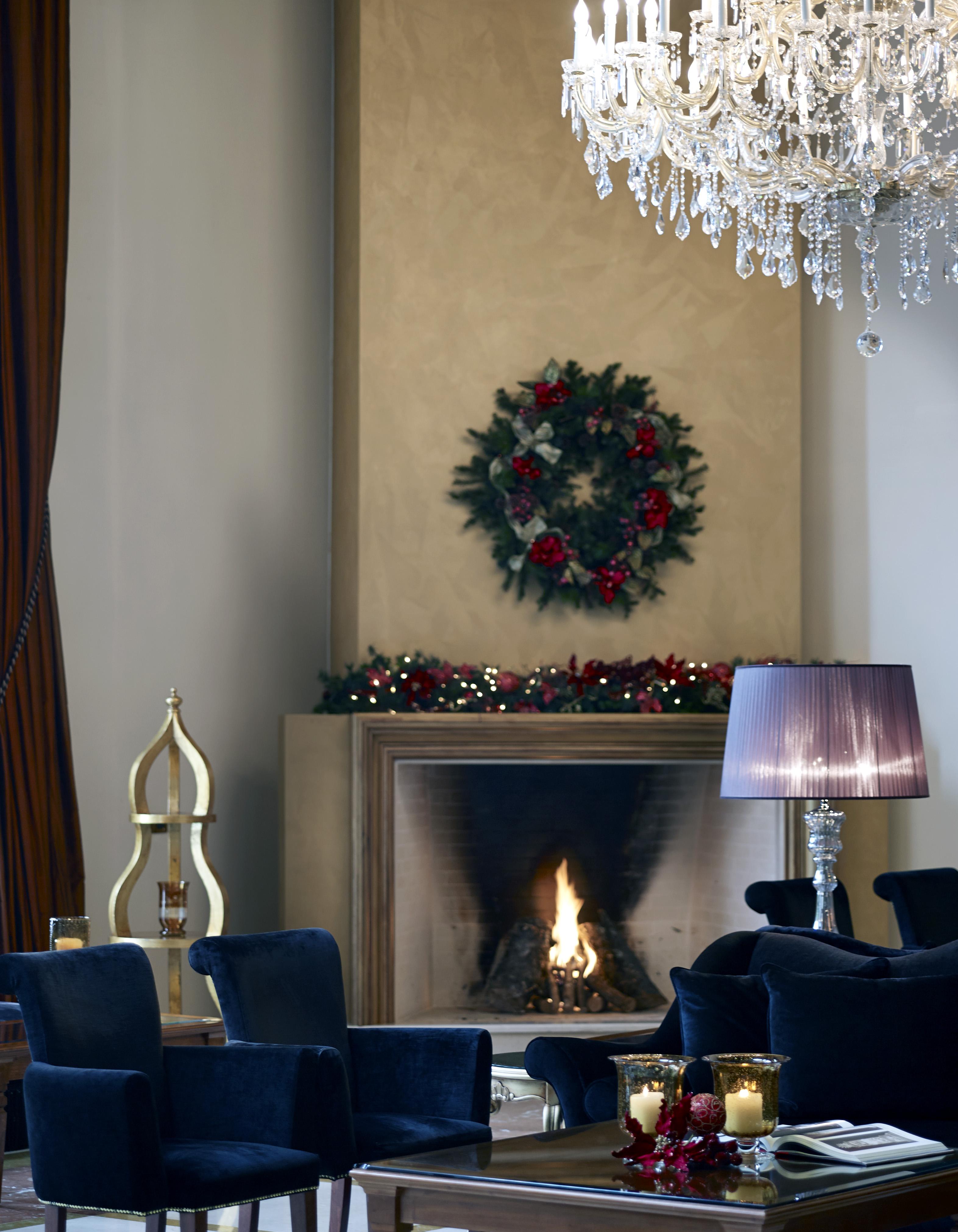 Grand Serai Congress And Spa Ioánnina Eksteriør bilde A fireplace decorated for Christmas