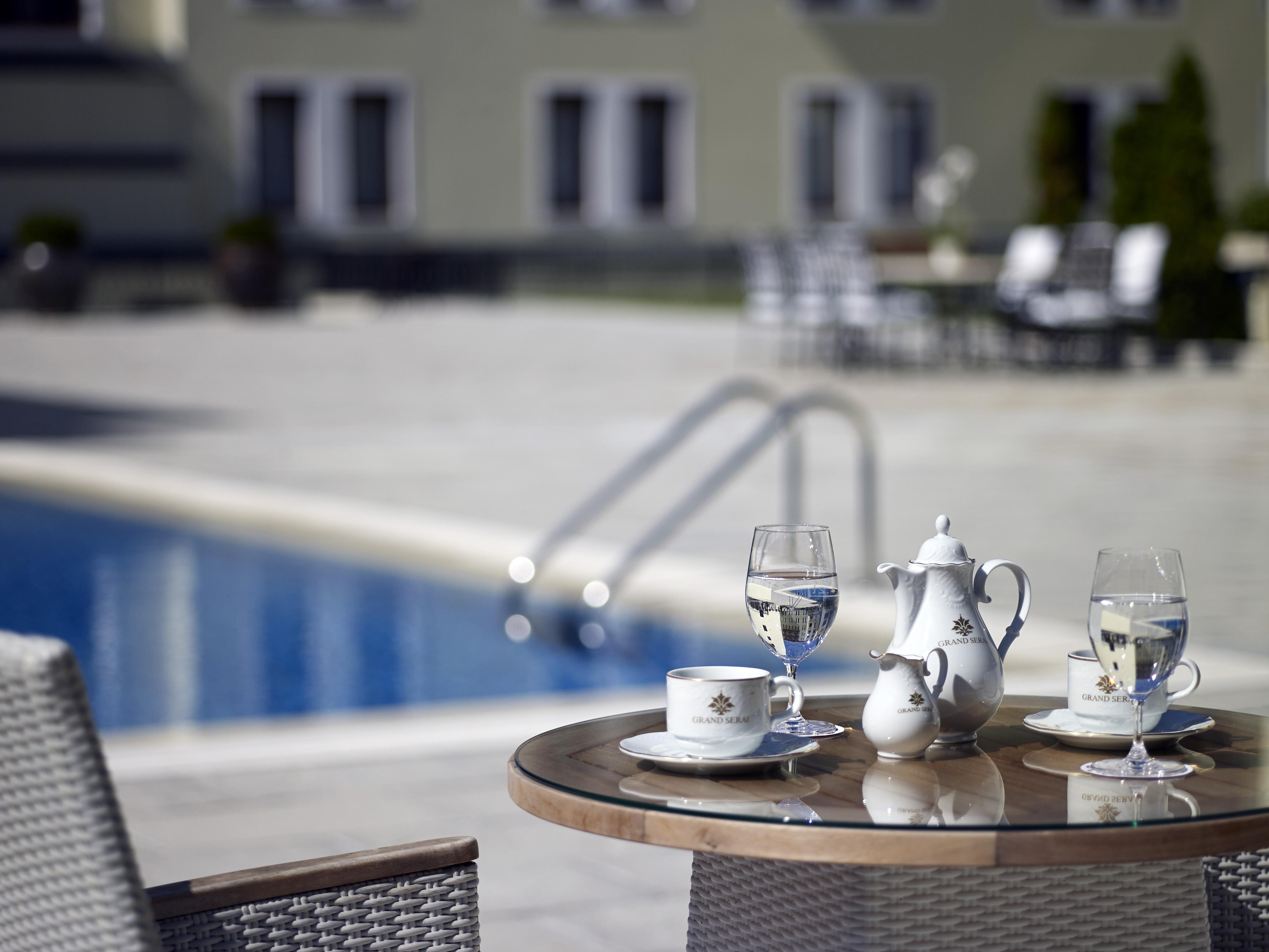 Grand Serai Congress And Spa Ioánnina Eksteriør bilde The swimming pool at the hotel