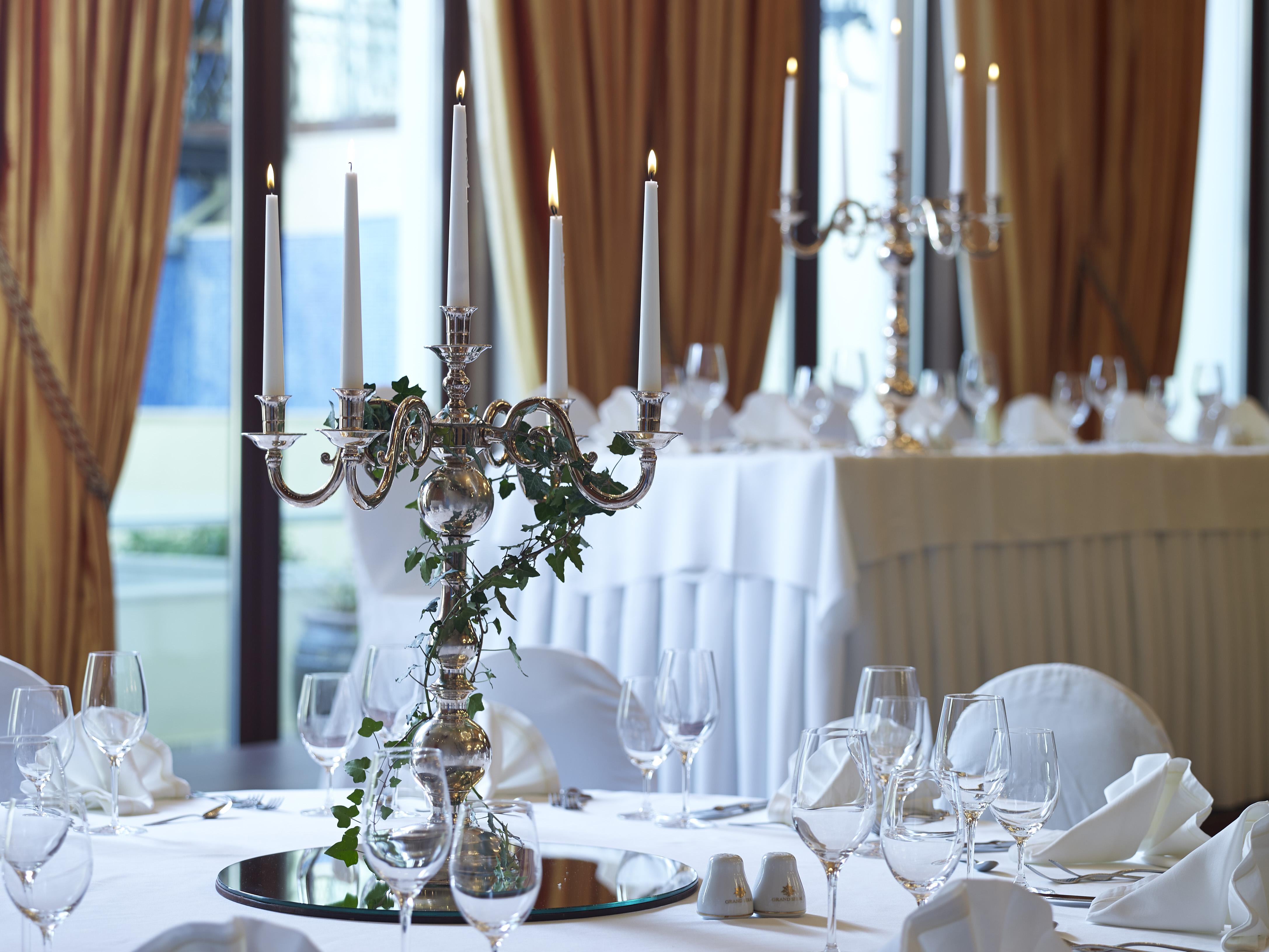 Grand Serai Congress And Spa Ioánnina Eksteriør bilde A candelabra on a table