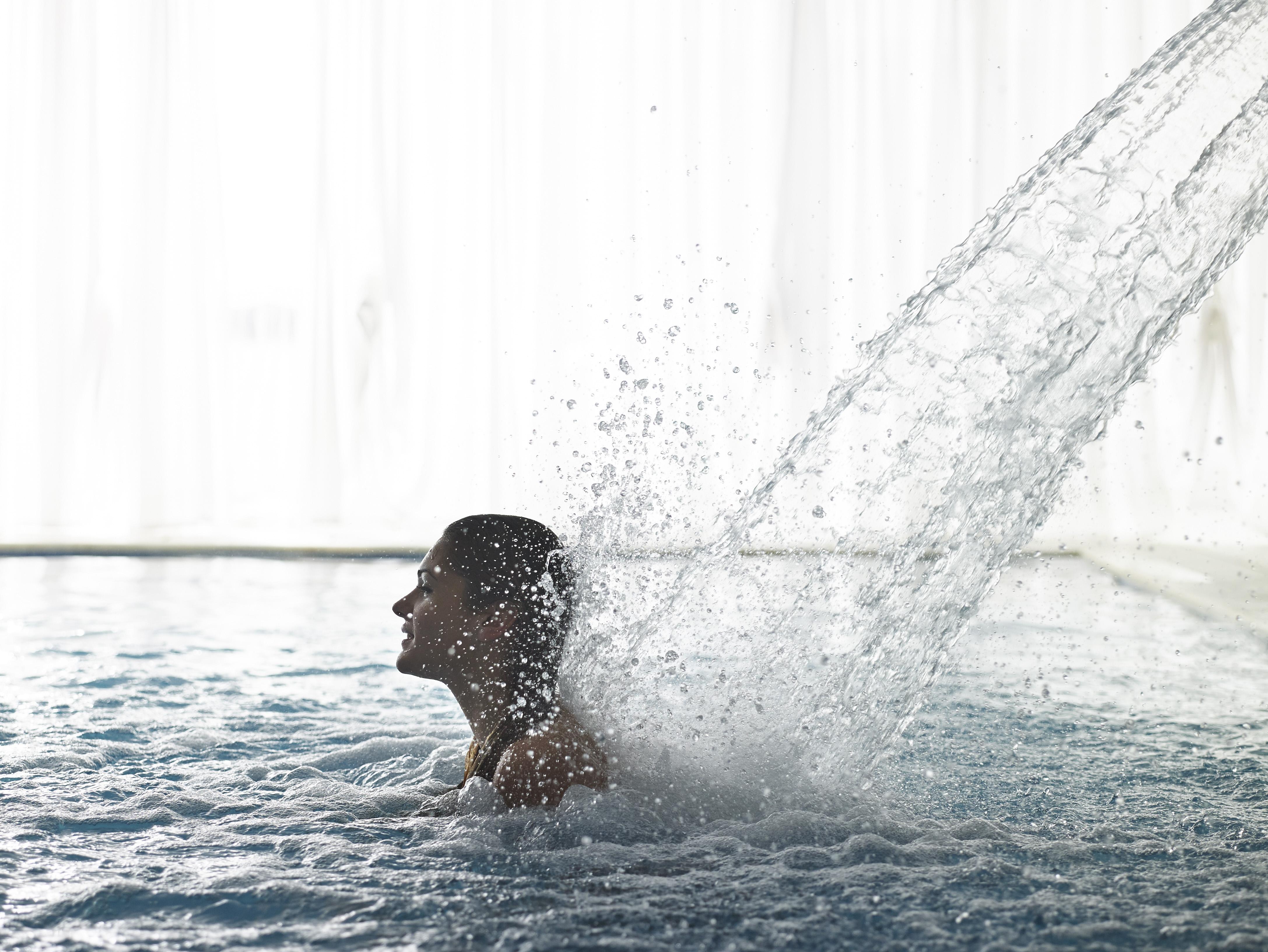 Grand Serai Congress And Spa Ioánnina Eksteriør bilde A woman showering in a swimming pool