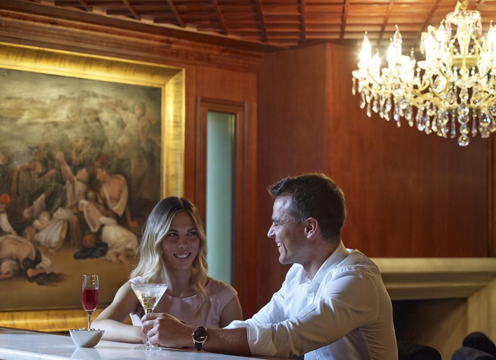 Grand Serai Congress And Spa Ioánnina Eksteriør bilde A couple at a bar
